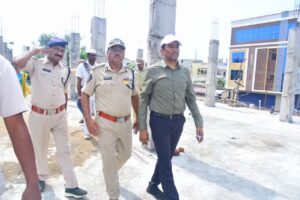 పెనుగంచిప్రోలు మున్నేరు వాగు పరిసరాల్లను పరిశీలించిన సిపి, కలెక్టర్బిబిఎంఏ పోలీస్ న్యూస్ స్పెషల్ రిపోర్ట్/ విజయవాడ అక్టోబర్ 30

ఎన్‌.టి.ఆర్‌ జిల్లాలోని పెనుగంచిప్రోలు మండలం పరిధిలో ఉన్న మున్నేరు వాగులో వర్షాల కారణంగా నీటి మట్టం గణనీయంగా పెరిగింది. దీని ఫలితంగా మున్నేరు వాగు ఫ్లైఓవర్ బ్రిడ్జ్‌ వద్ద వరద ప్రవాహం పెరిగి, లోతట్టు గ్రామాలకు ప్రమాద సూచనలు వ్యక్తమయ్యాయి.
స్థానిక ప్రజల భద్రతను దృష్టిలో ఉంచుకుని, అధికారులు డ్రోన్ల సాయంతో వరద పరిస్థితులను నిశితంగా పర్యవేక్షిస్తున్నారు. , ఎక్కడ నీటి ప్రవాహం ఎక్కువగా ఉందో గుర్తించి తక్షణ చర్యలు తీసుకుంటున్నారు.

ఎన్‌.టి.ఆర్‌. జిల్లా పోలీస్ కమిషనర్  ఎస్‌.వి‌. రాజశేఖర్ బాబు, ఐపీస్, జిల్లా కలెక్టర్ లక్ష్మీష  గురువారం ఉదయం స్వయంగా పెనుగంచిప్రోలు ప్రాంతానికి చేరుకుని పరిస్థితిని ప్రత్యక్షంగా సమీక్షించారు.
వీరిద్దరూ డ్రోన్ల సహాయంతో వరద ముంపు ప్రాంతాలను గమనించి, ప్రజలు ఏ ప్రాంతాల్లో ఇరుక్కుపోయి ఉన్నారో, ఎక్కడ నీటి ప్రవాహం అధికమైందో పరిశీలించారు.
వరద ప్రభావిత గ్రామాల్లోని ప్రజలను రెస్క్యూ టీములు, పోలీసు సిబ్బంది, రెవెన్యూ అధికారులు సమన్వయంతో సురక్షిత ప్రదేశాలకు తరలిస్తున్నారు.
తక్షణ అవసరాల కోసం రిలీఫ్ సెంటర్లు, తాగునీరు, ఆహారం, వైద్య సహాయం వంటి సేవలను అందుబాటులో ఉంచారు.
జిల్లా యంత్రాంగం పోలీస్, రెవెన్యూ, అగ్నిమాపక, ఆరోగ్య, విద్యుత్ శాఖలతో సమన్వయంగా నిరంతర పర్యవేక్షణ కొనసాగిస్తోంది.
ప్రమాద పరిస్థితుల్లో ప్రజలు Dial–112 లేదా సమీప పోలీస్ స్టేషన్‌కు సంప్రదించాలని అధికారులు సూచించారు.

