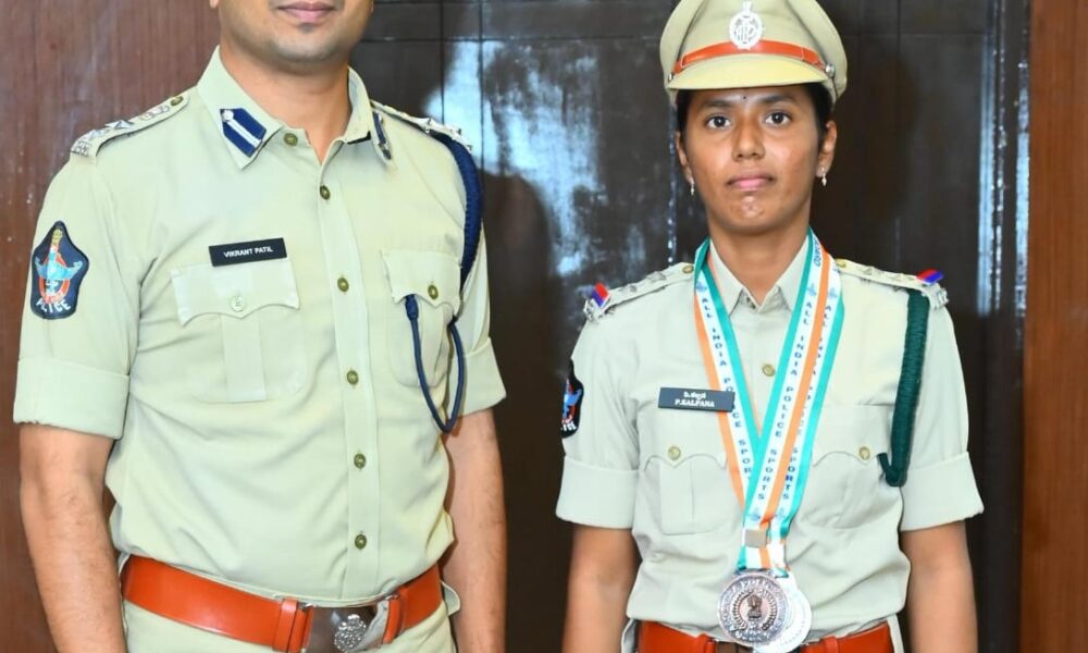 జూడో క్లస్టర్ గేమ్స్‌లో రాణించిన ఆర్‌ఎస్‌ఐ కల్పనకు ఎస్పీ విక్రాంత్ పాటిల్ అభినందనలు