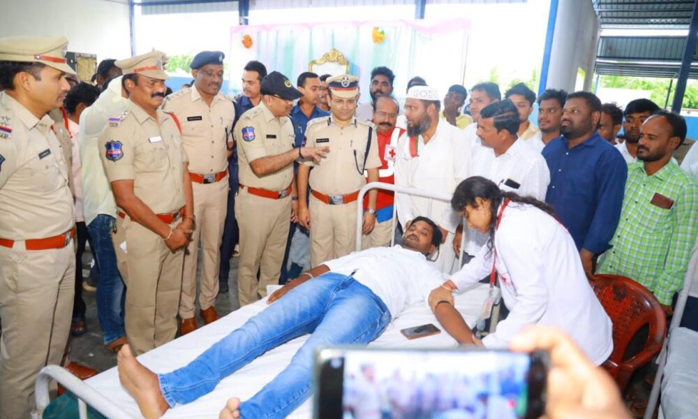 పోలీసు ఆధ్వర్యంలో మెగా రక్తదాన శిబిరం విజయవంతం